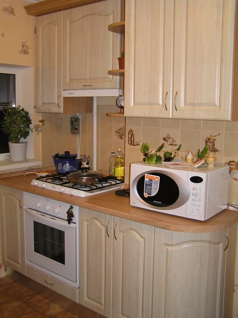 Отдельностоящая плита на кухне. Современные газовые плиты для кухни. Газовая плита в интерьере кухни. Газовая плита в интерьере маленькой кухни. Плита в интерьере кухни.