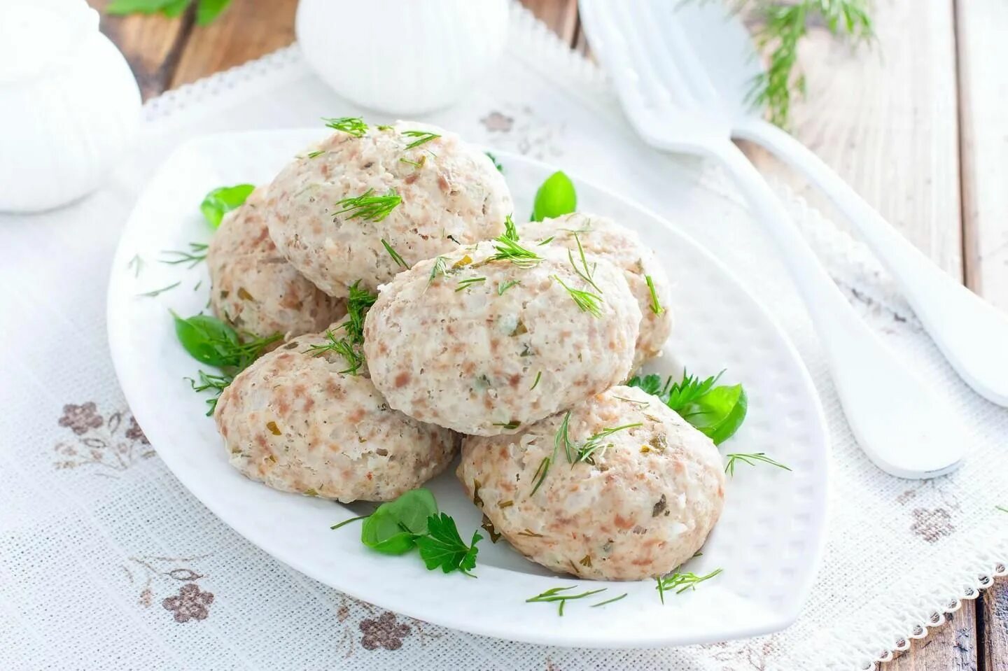 Котлеты из грудки на пару диетические. Паровые котлетки из индейки. паровые котлеты из индейки низкокалорийные. кнели паровые. кнели рыбные паровые.