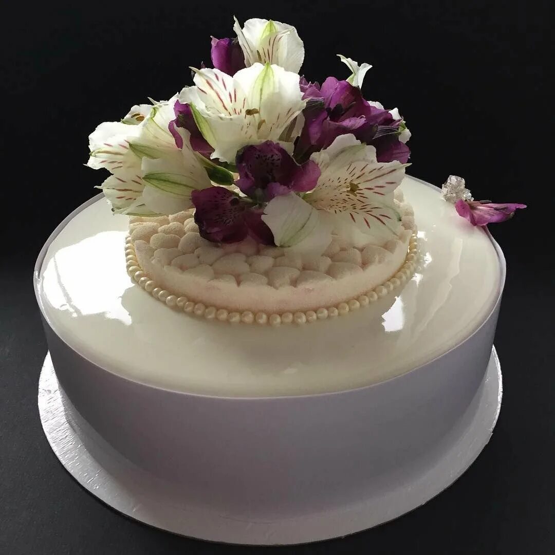 Украсить торт живыми. Свадебный торт с зеркальной глазурью. Украшение торта живыми цветами. Торт украшенный цветами. Торт с живыми цветами.