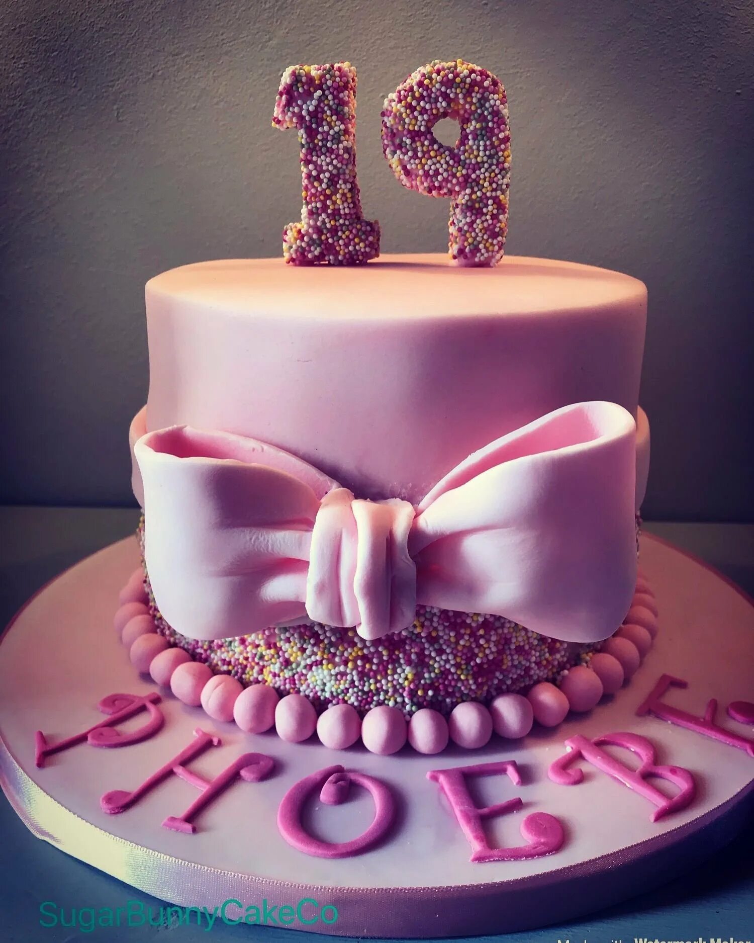 Торт для девушки. Торт девочка. Торт на день рождения девочке. Тортик с днем рождения.