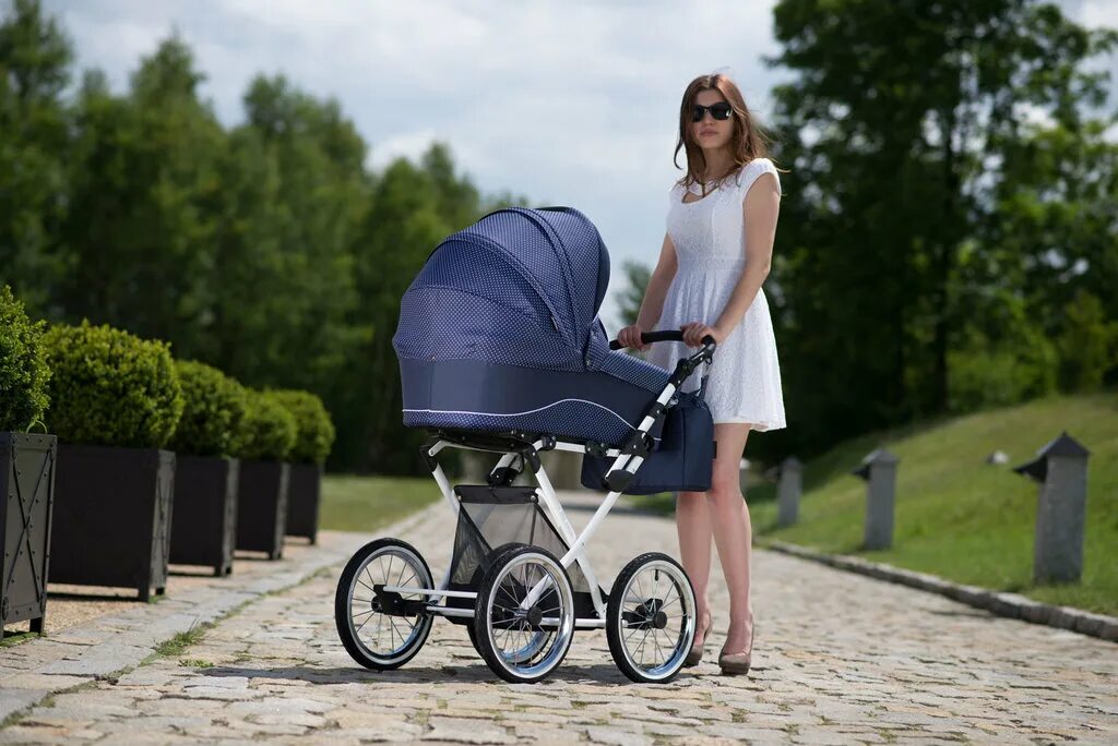 Девушка с коляской. Коляска прогулка. Дети на прогулке. Красивые детские коляски. Мамы с колясками на прогулке.