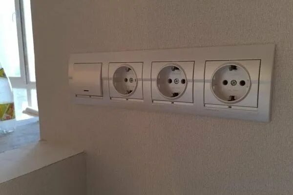 Какого цвета розетки. Лк60 розетки серебристый. Розетка werkel wl10-skg-02-ip20. Какого цвета розетки. Модные выключали и розетки.