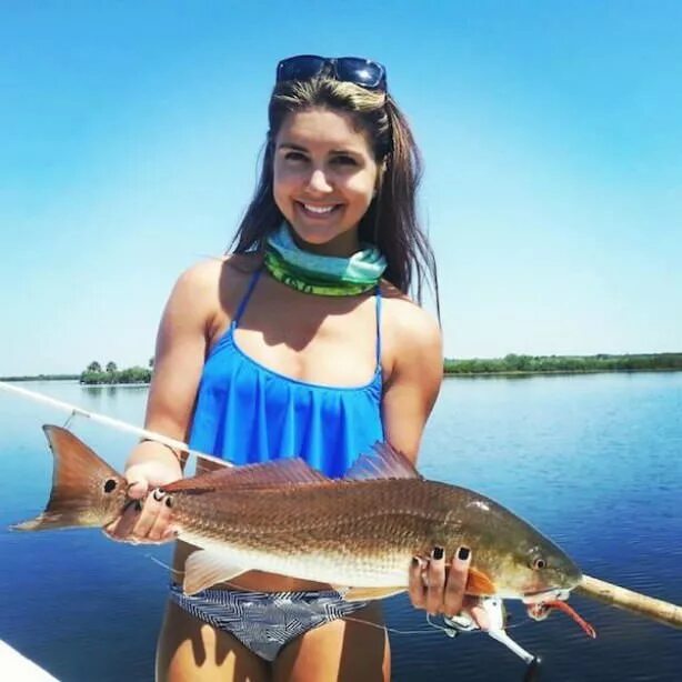 Леска shimoda #20 100m. Девушка с рыбой. Леска сигнальная. Девушка с огромной рыбой. Девушки на рыбалке.