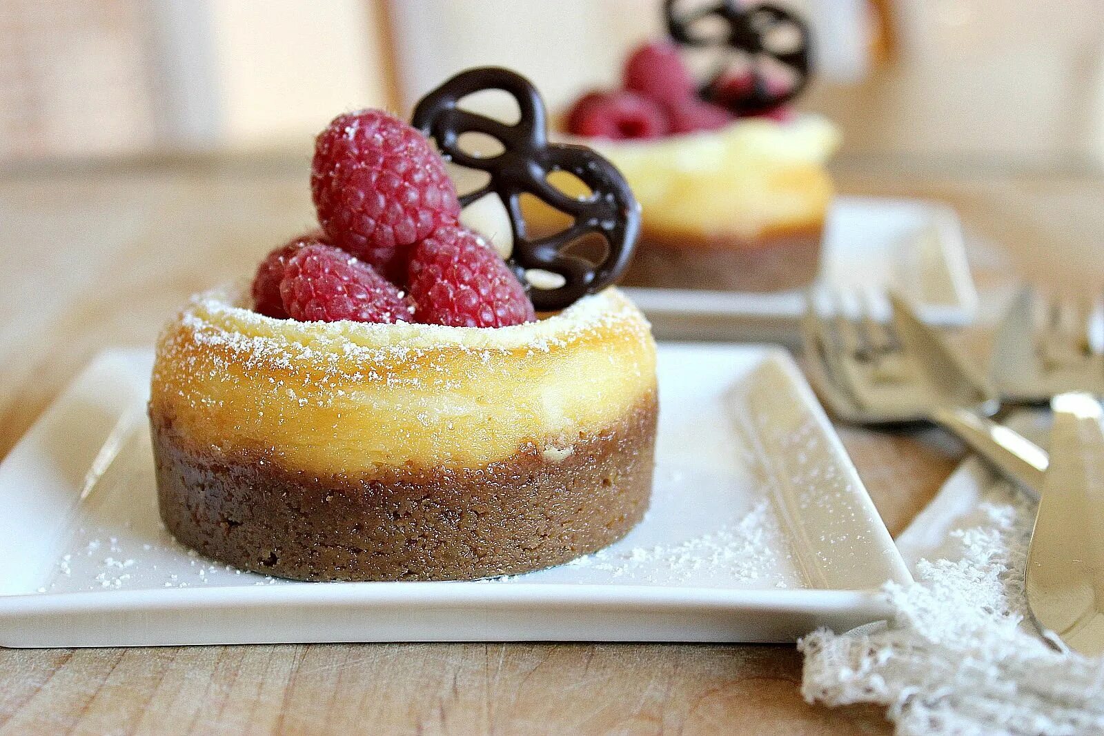 Выпечка чизкейков рецепты с фото. Мини чизкейк Cheese Cake. Валентайн чизкейк. Кексы чизкейки. Круглые мини чизкейки.