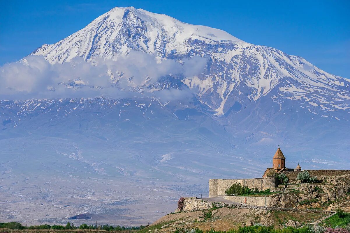 Armenia ararat. Гора Арарат монастырь хор Вирап. Хор Вирап Армения Арарат. Монастырь хор Вирап в Армении. Церковь хор Вирап в Армении.