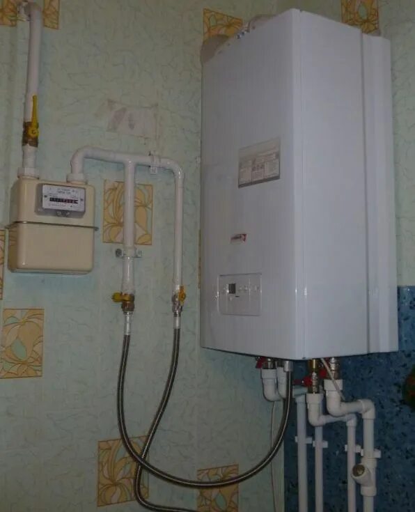 Газовая колонка в квартире. Установка котла колонки. Монтаж газового котла в частном доме. Двухконтурный котел дымоходы. Розетка для газового котла.