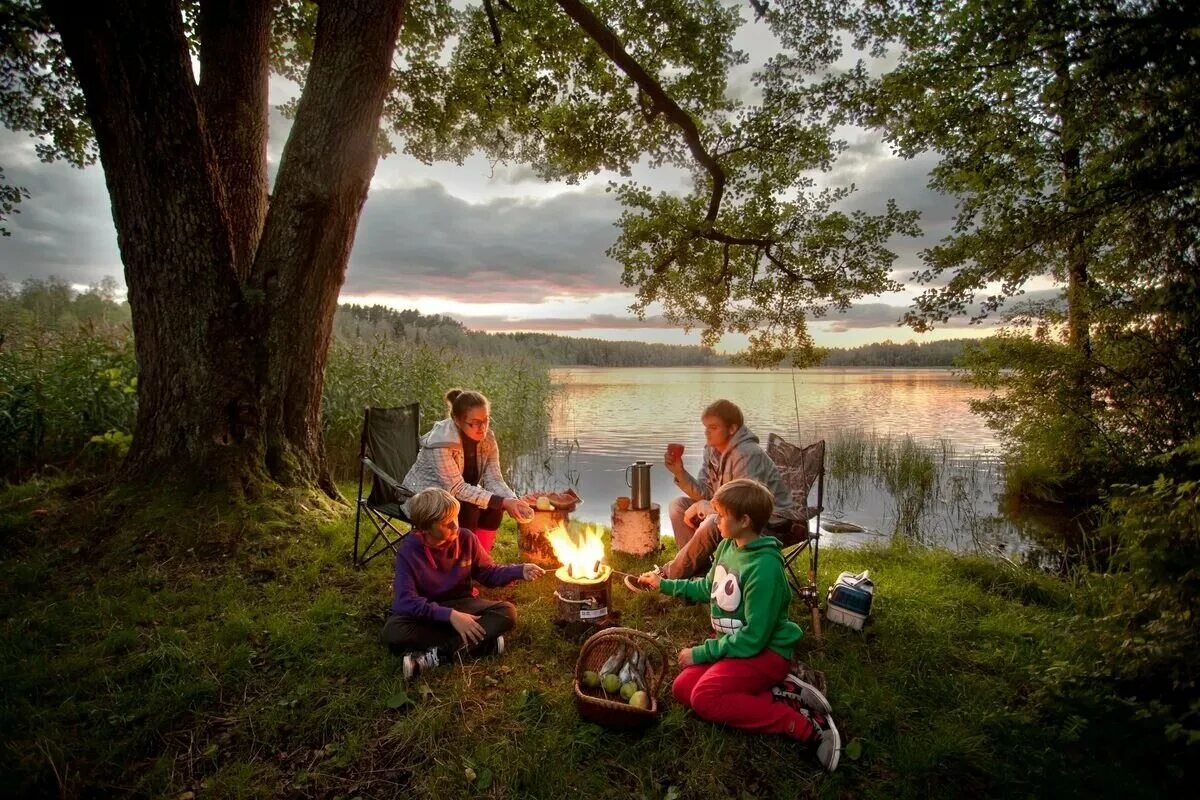 Озеро пикник. Пикник с семьей на природе. Пикник на природе с костром. Отдых на природе. Люди отдыхают на природе.