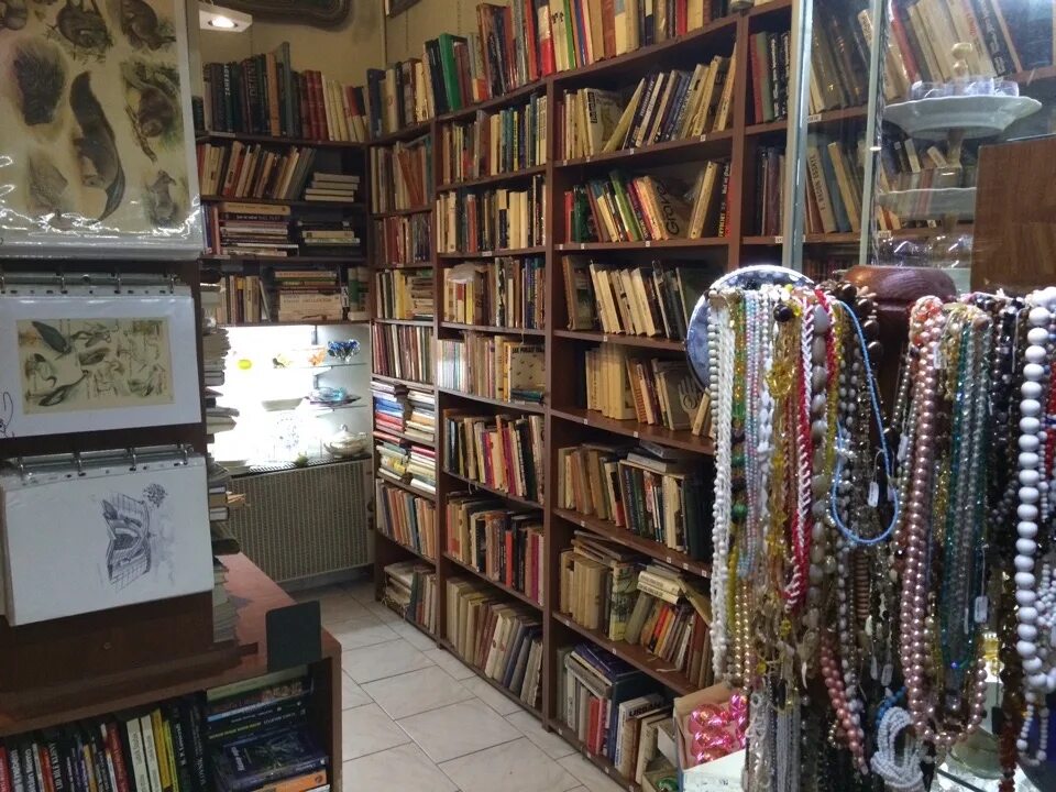 Пушкинская лавка книжный магазин на курской. Букинистический магазин. Букинистический магазин в барнауле. Магазин букинист санкт-петербург. Букинистический магазин в москве.