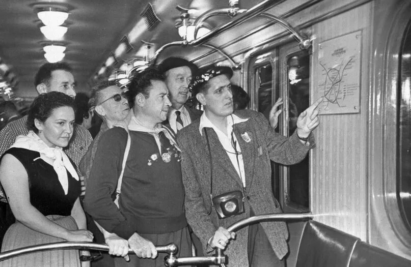 Метро в 40 годах в москве. Московское метро 1935 год. Метро завод имени сталина автозаводская. Станция новокузнецкая 1943. Метро в 40 годах в москве.