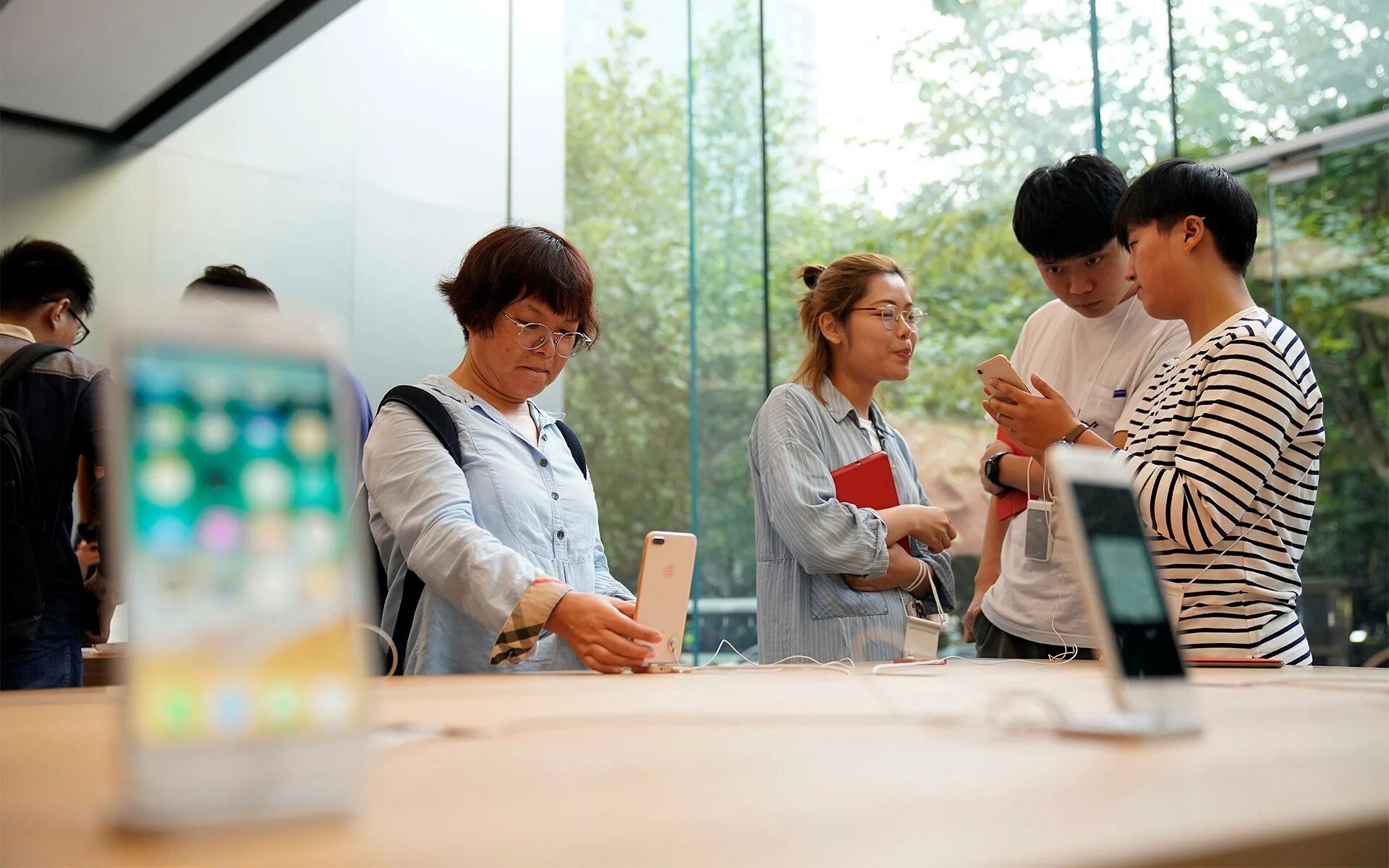 Айфон произведен в китае. Apple store шанхай. производство айфон в китае.