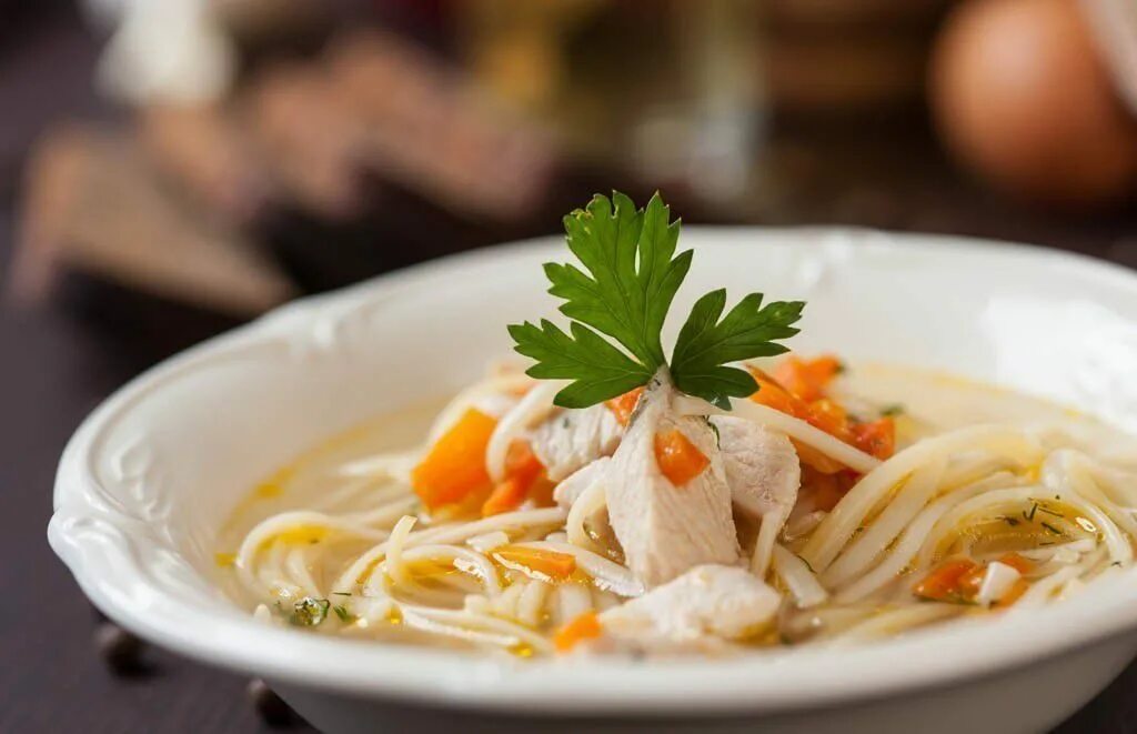 Лапшичный суп. Куриный суп с лапшой. Суп лапша домашняя. Суп лапша из курицы. Суп лапша с морковью
