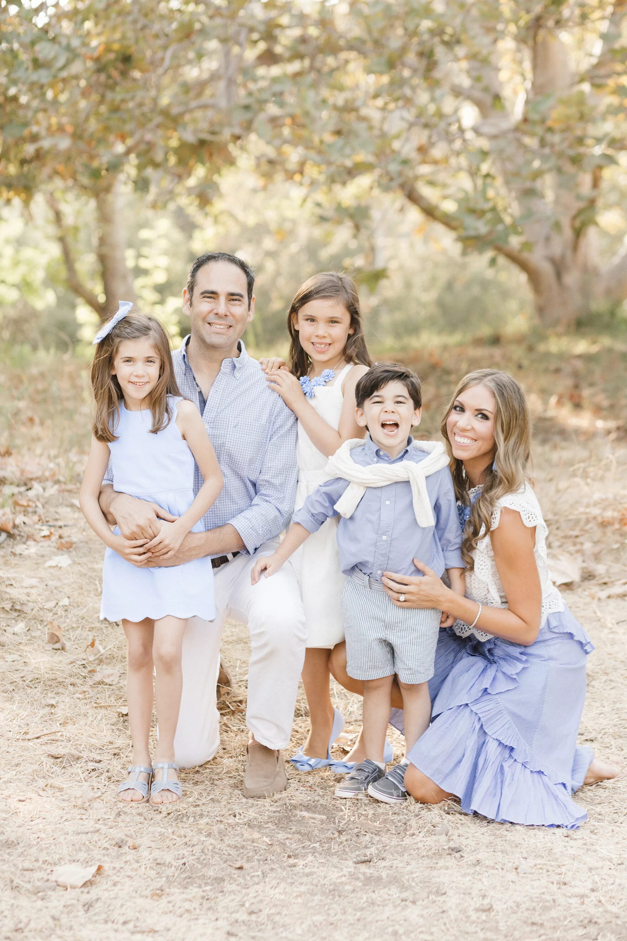 Идеи для новогодней фотосессии. Новогодняя фотосессия семейная. Семья одежда. Семейная фотосессия в голубом. Одежда для фотосессии для всей семьи.