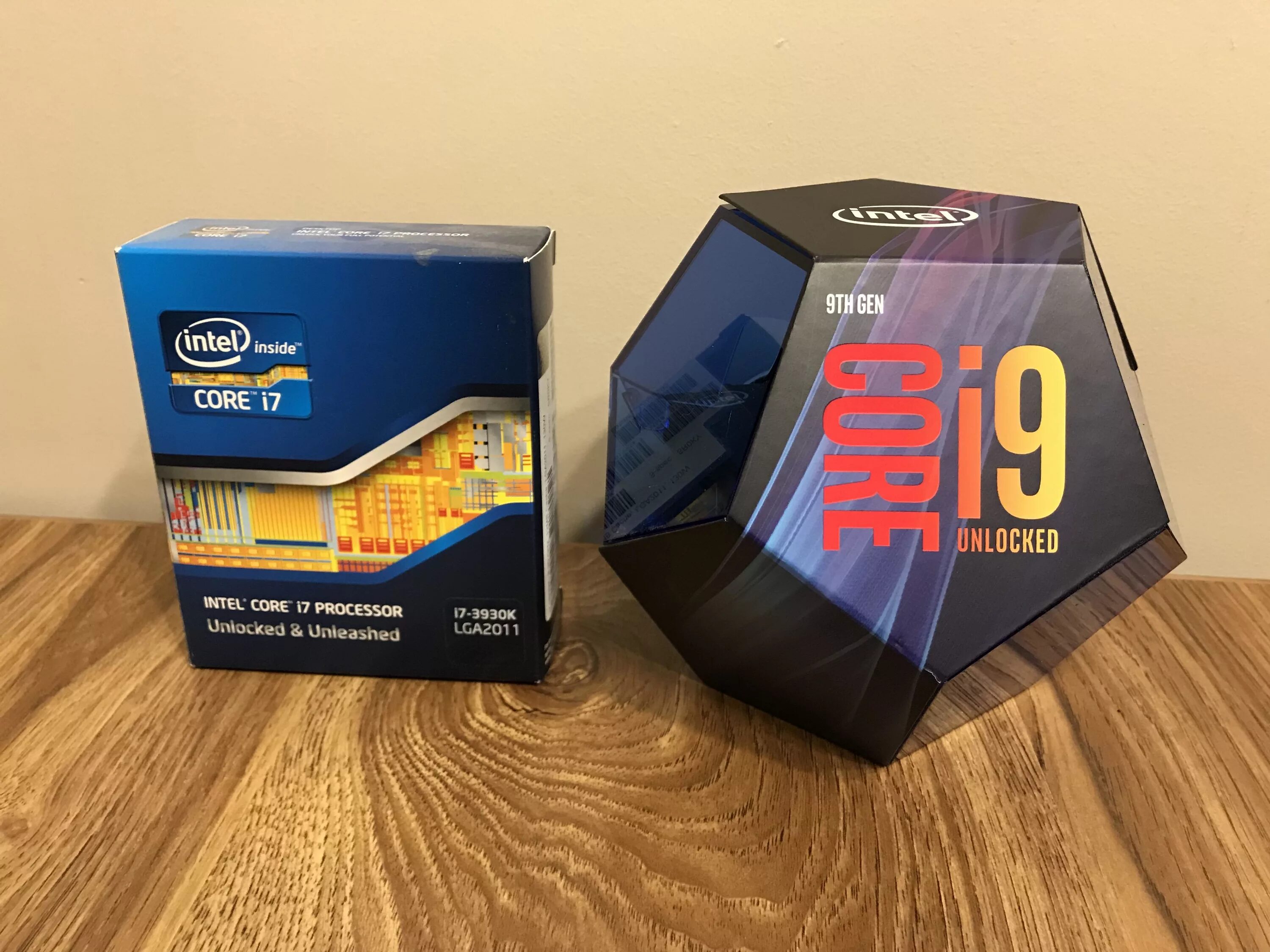 I5 13 поколения. Intel Core i9 9900 упаковка. Упаковка Core i9. Core i7 9700k Box. Intel i7 3930k.