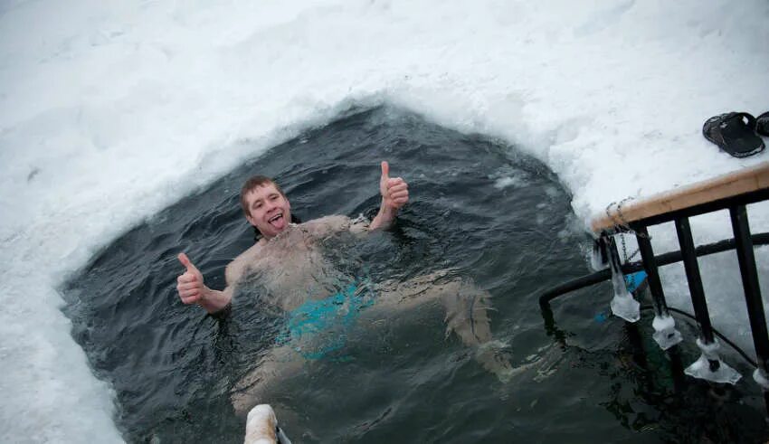 Купель елыкаево. Купание в ледяной воде. За 1 человек холодная вода. Закаливание снегом. Крещение девушки.