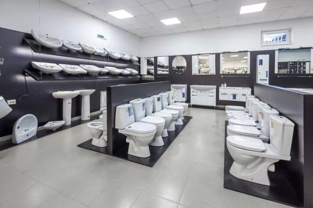 интерьер магазина сантехники. Geberit шоурум в москве. Roca сантехника шоу рум. выставочные залы сантехника. экспозиция ванной комнаты.