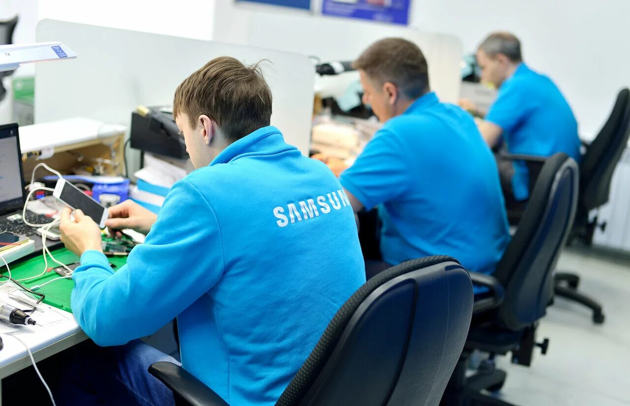 Самсунг сервис смартфоны. Сервисный центр. сервисный центр samsung. работник сервисного центра. samsung сервис центр.