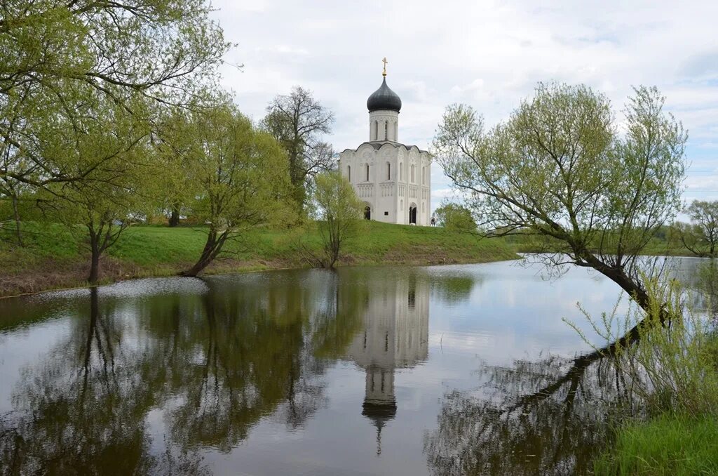 Церковь покрова на нерли фото. Храм покрова на нерли при андрее боголюбском. Храм покрова на нерли во владимире. Церковь покрова на нерли. Покров пресвятой богородицы на нерли.