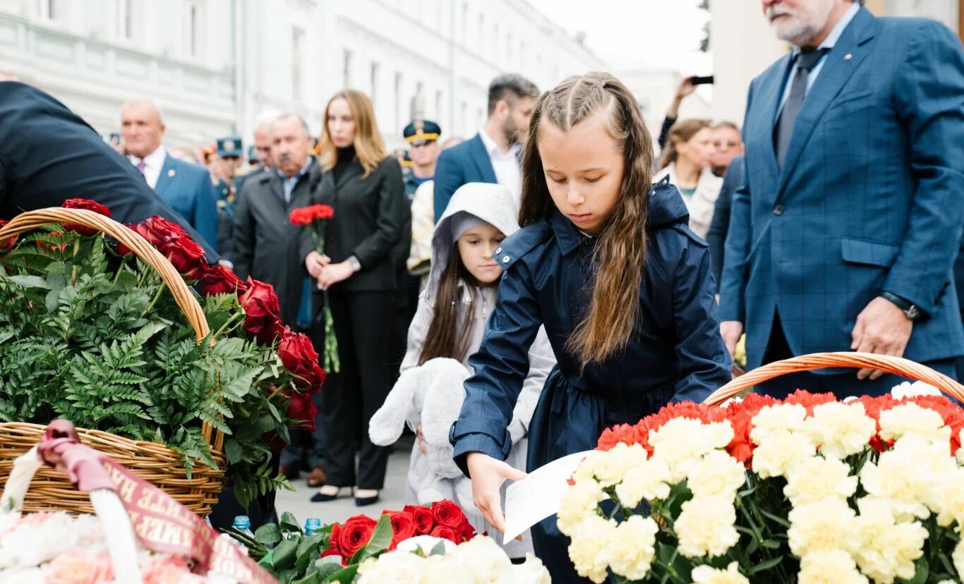 Памяти жертв теракта в москве. Траурные мероприятия. Мероприятие похоронен. Похоронное мероприятие. Панихида по жертвам Беслана.