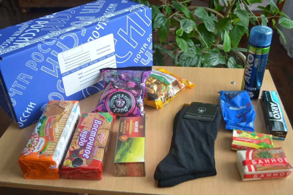 Посылка в армию сладости. Посылка военнослужащему. Посылка солдату от девушки. Посылка парню в армию. Акция посылка солдату.