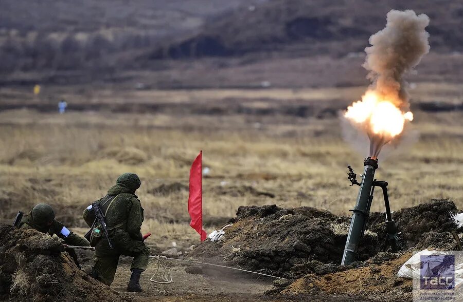 Выстрел из миномета. 120мм миномет в афганистане. 120 мм миномет всу. 82 мм миномет стрельба. Миномет 2б11 выстрел.