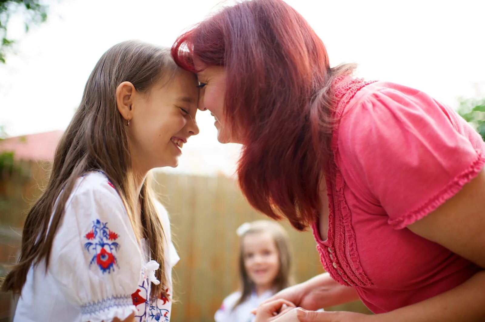 Румынская семья. Семья в Румынии. Mother and daughters of a laughing. She watched her daughter