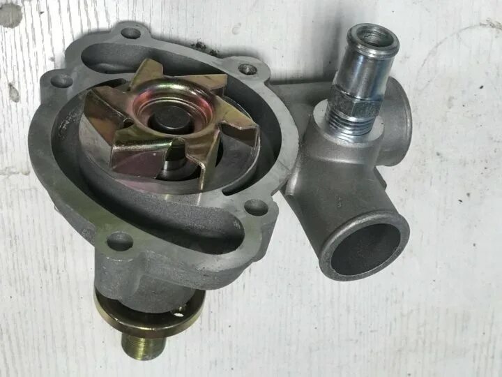 Помпа на старый 2l. 236-1307010 насос водяной старого. С. Помпа старого образца. Помпа старого образца.