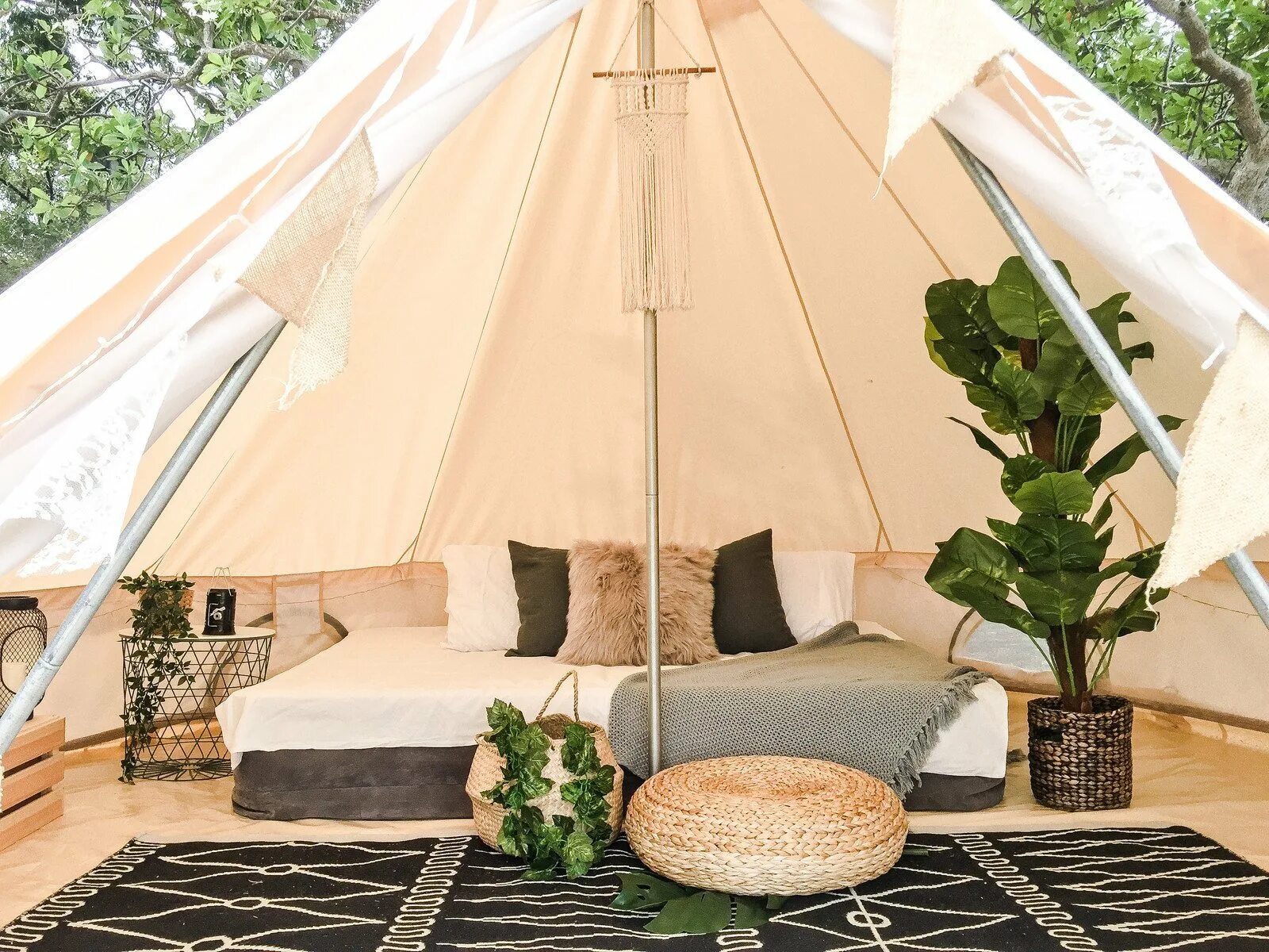 Мох глэмпинг. Bell tent глэмпинг. ананда глэмпинг. глэмпинг сыч. ананда глэмпинг крым.