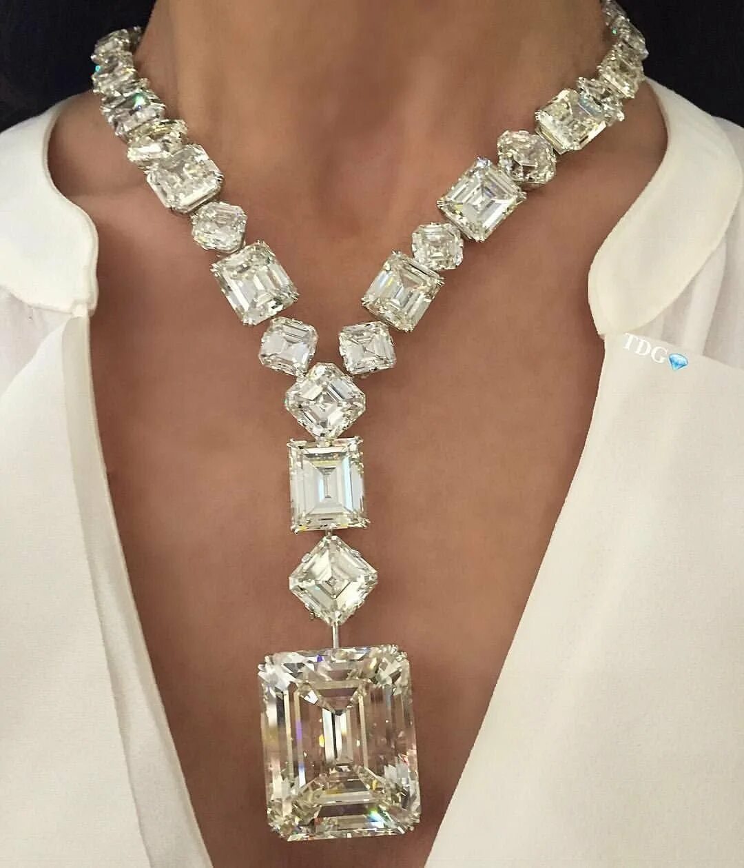 Украшения с бриллиантами first class diamonds. Бриллиантовое колье Графф. Бриллиантовым колье Graff. Браслет Graff бриллианты. Дорогие украшения.