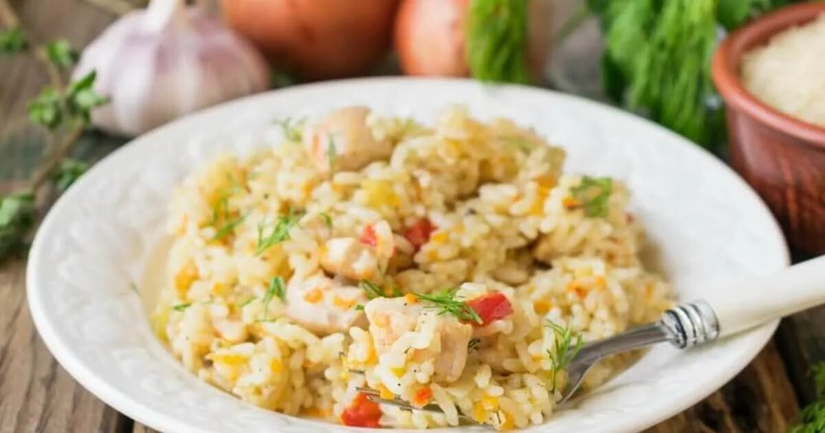 Рис с курицей просто кухня. Рис с овощами. рис с курицей. рис с овощами и курицей. рис с овощами в духовке.