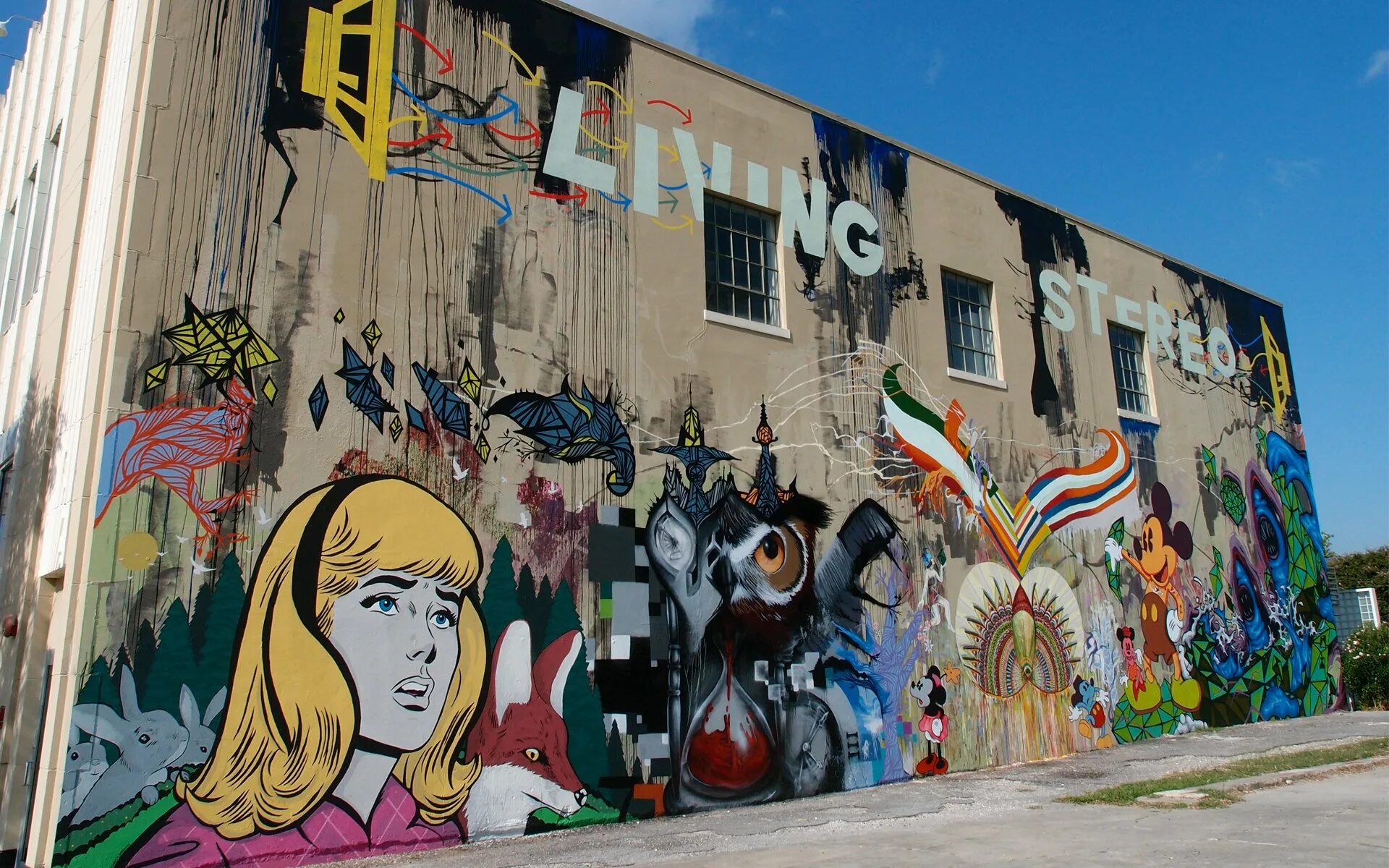 Разрисованный город. Уличное искусство граффити. Роспись стен фасадов. Роспись стен город. Разрисованный город.