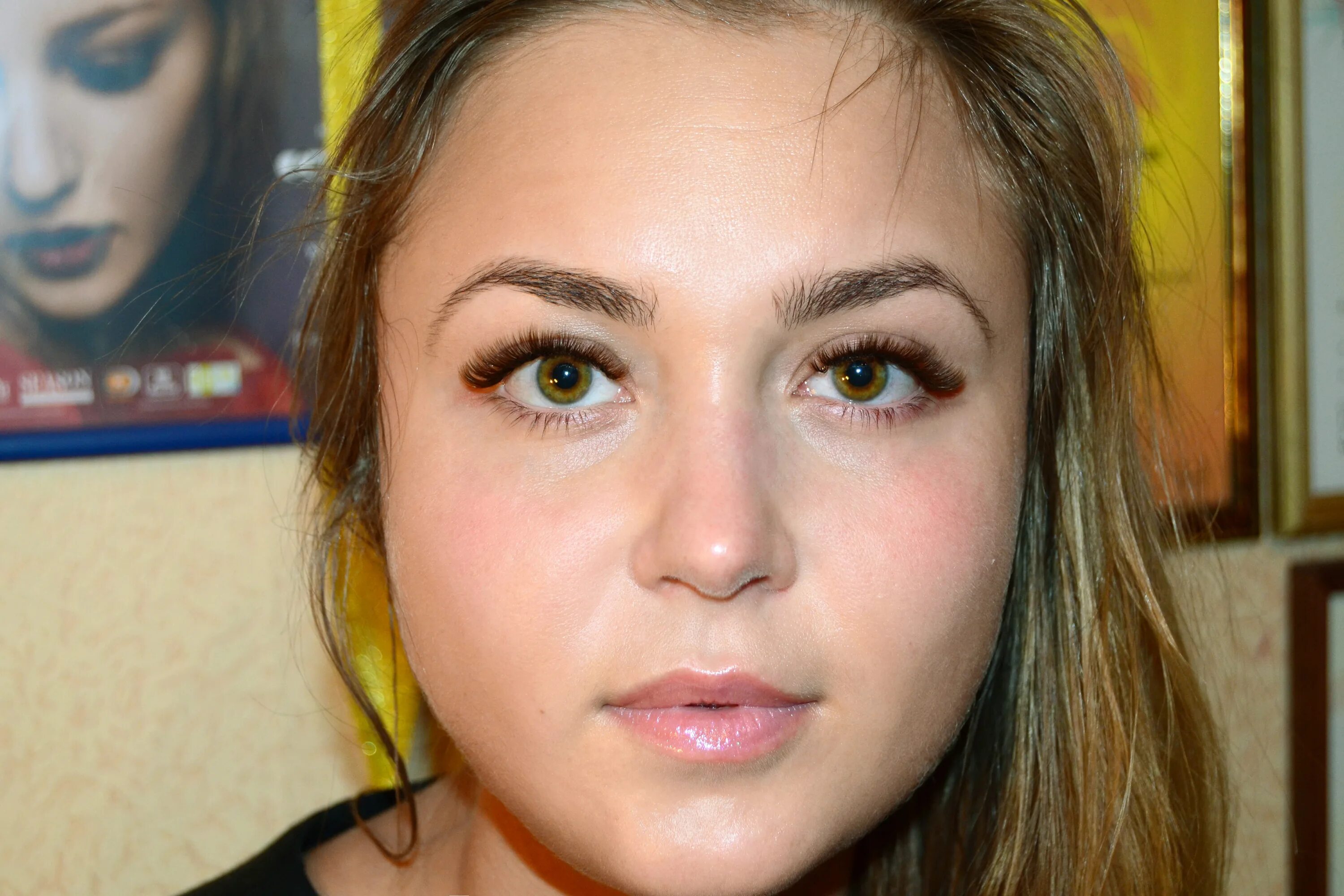 Девушка в море ресницы. Купание с нарощенными ресницами. Можно в бассейн с нарощенными ресницами. Нарощенные ресницы после бани. Клубника сочи ресницы.