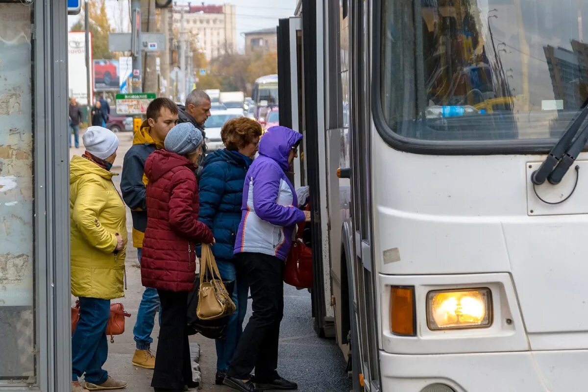 Человек ждет автобус. Пассажиры на остановке. Автобус зимой. Общественный транспорт России. Выходить из автобуса.