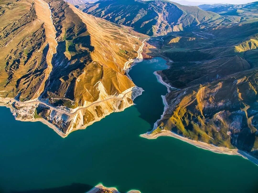 Какая страна известна озерами. Озеро Кезеной-ам Чеченская Республика. Озеро Кезенойам Дагестан. Озеро в Дагестане Казеной ам. Озеро в Чечне Кезеной ам.