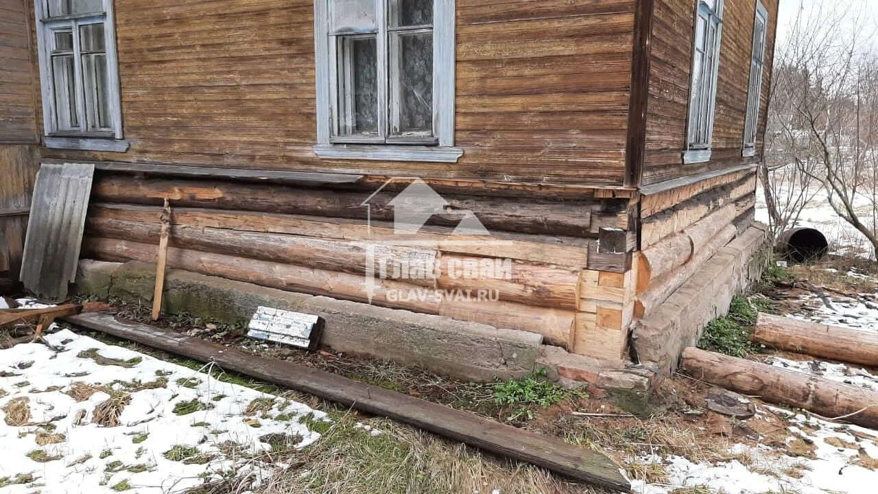 Что такое венец в деревянном доме. Замена венцов дома. Защита нижних венцов сруба от снега. Зашивка нижних венцов бревенчатого дома.