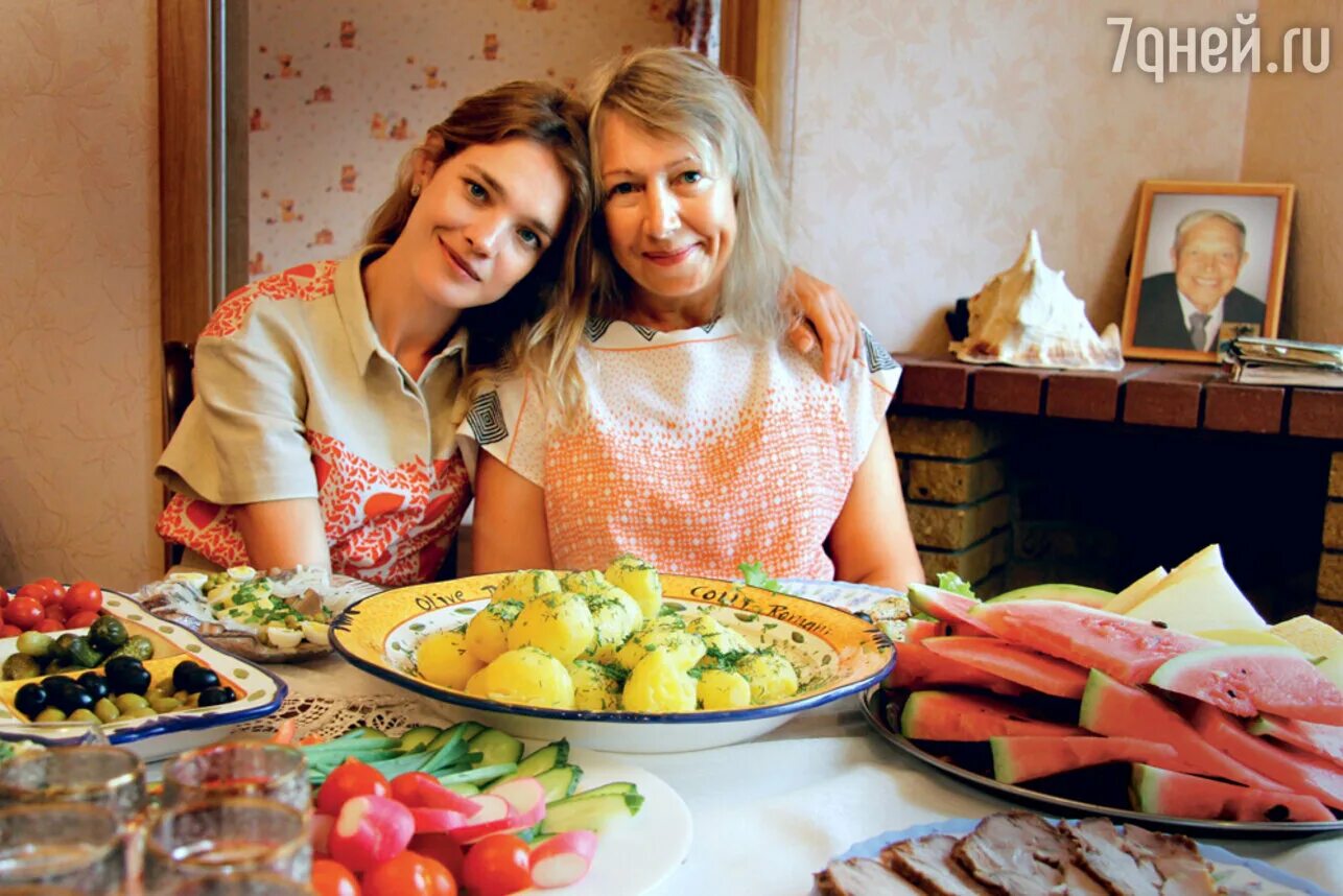 Мать и дочь ссора. Несовершеннолетняя дочь. Домашние заботы. Подарил маме квартиру. Домохозяйка с детьми.