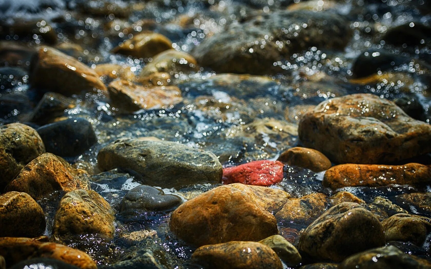 Самоцветы вода. Камни в воде. Ручей с камнями. Красивые камни в воде. Камешки в ручье.