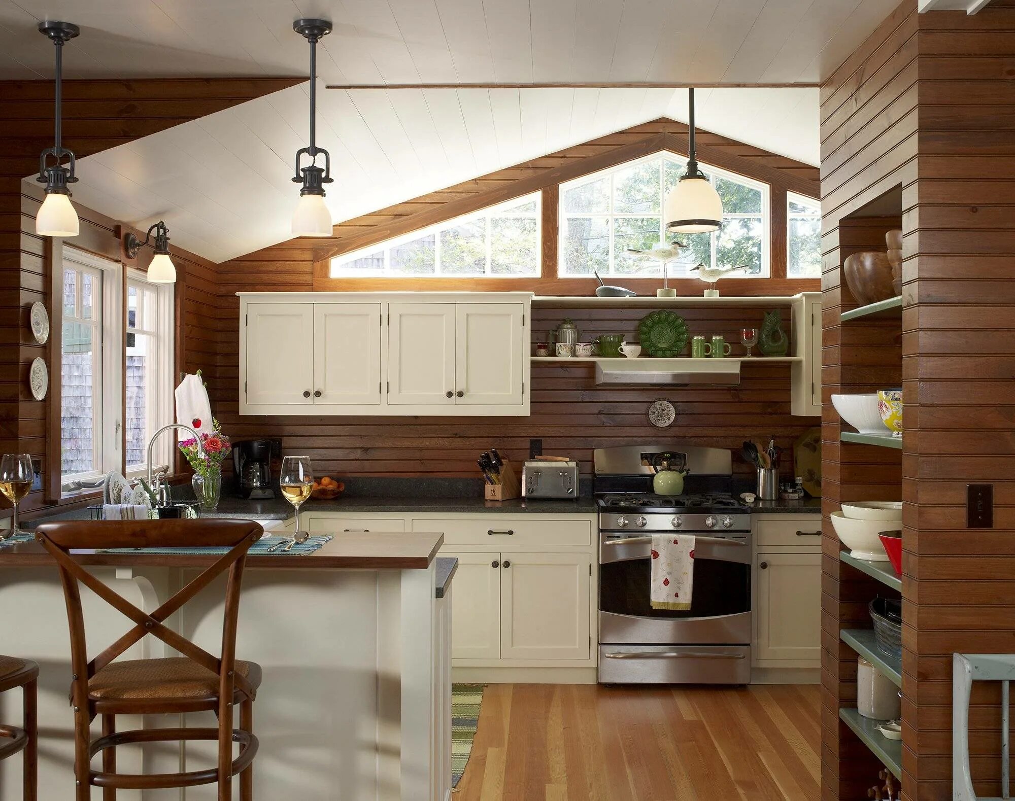 Кухни хорошие деревянные. Кухни на дачу. Кухня в деревянном доме. Деревянная кухня в интерьере. Маленькая кухня в деревянном доме.
