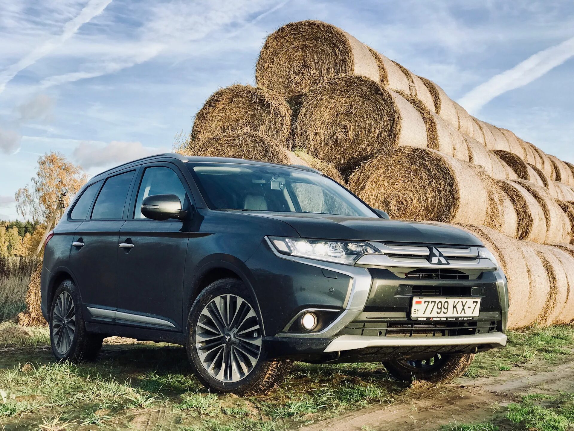 Outlander перевод. Mitsubishi Outlander 3. Mitsubishi Outlander (3g). Аутлендер 3 2016. Митсубиси Аутлендер 4.