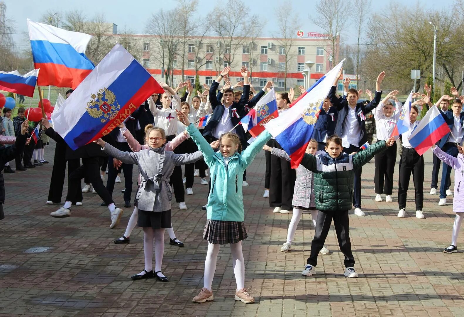 Патриотические линейки. Школьники с флагом. Флаг школы. Подъем флага в школе. Патриотизм в школе.