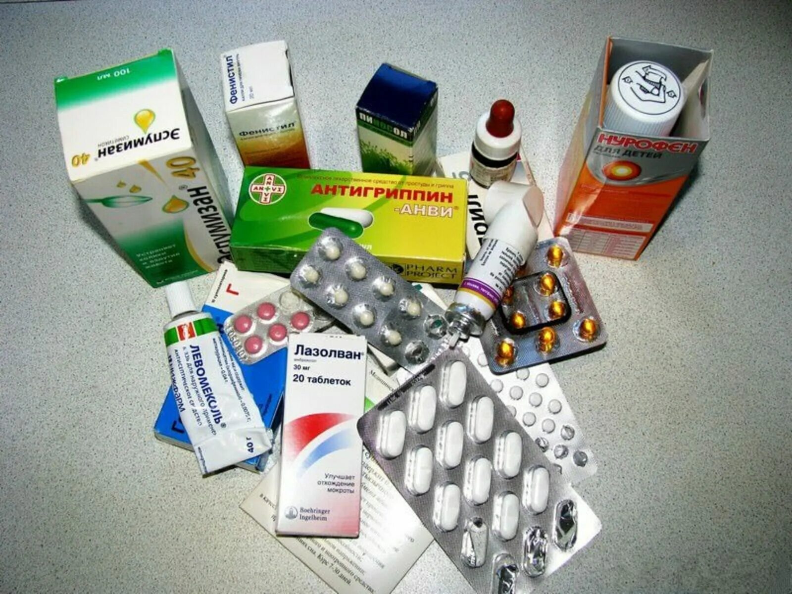 Эффективные лекарства против. Таблетки от простуды. Препараты от ОРВИ. Набор лекарств от гриппа. Набор препаратов от простуды.