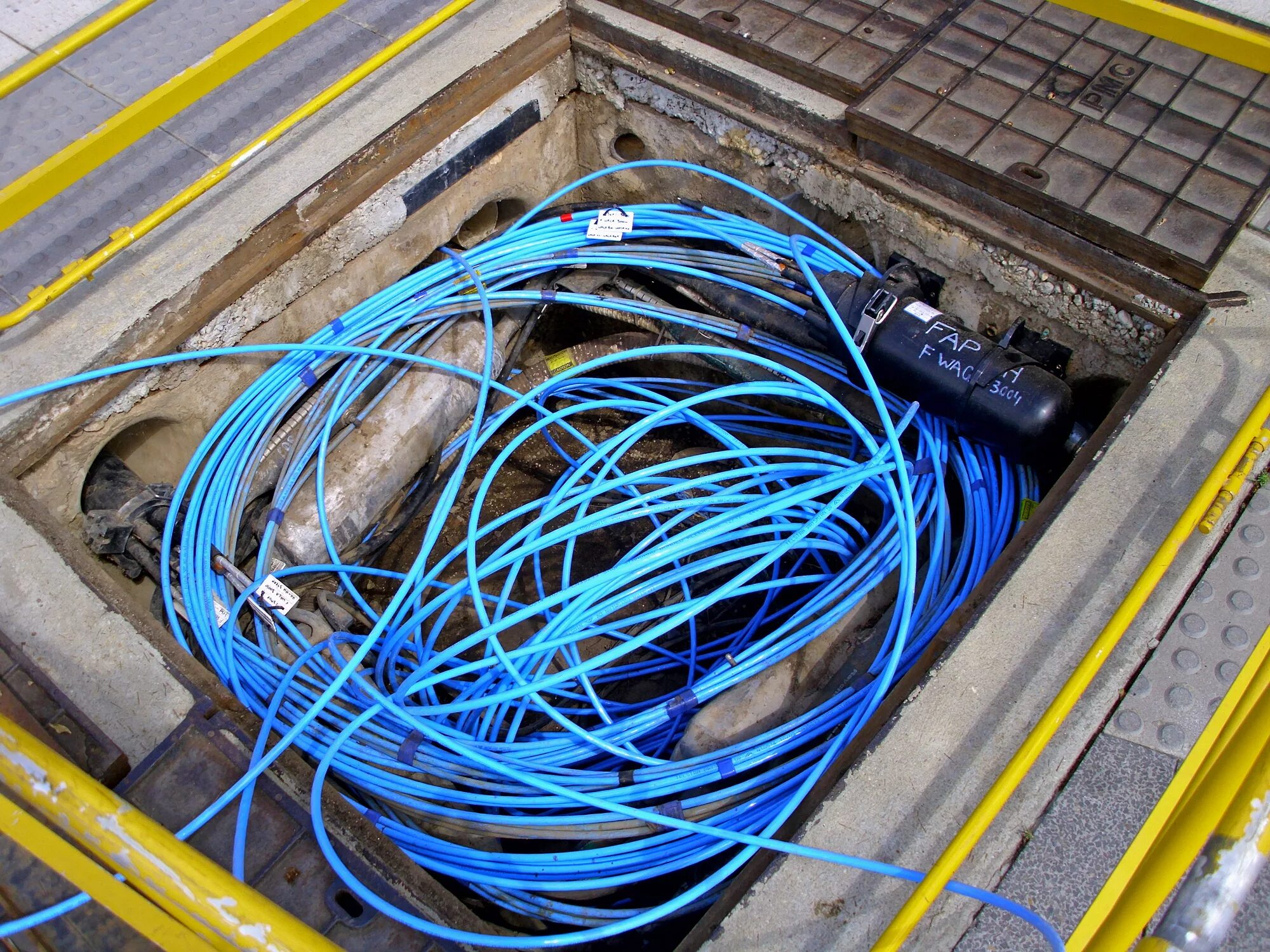 Прокладка кабельных линий связи. Волоконно-оптический кабель ВОЛС. Магистральный кабель ВОЛС. Прокладка ВОЛС В кабельной канализации. Волоконно-оптические линии связи (ВОЛС).