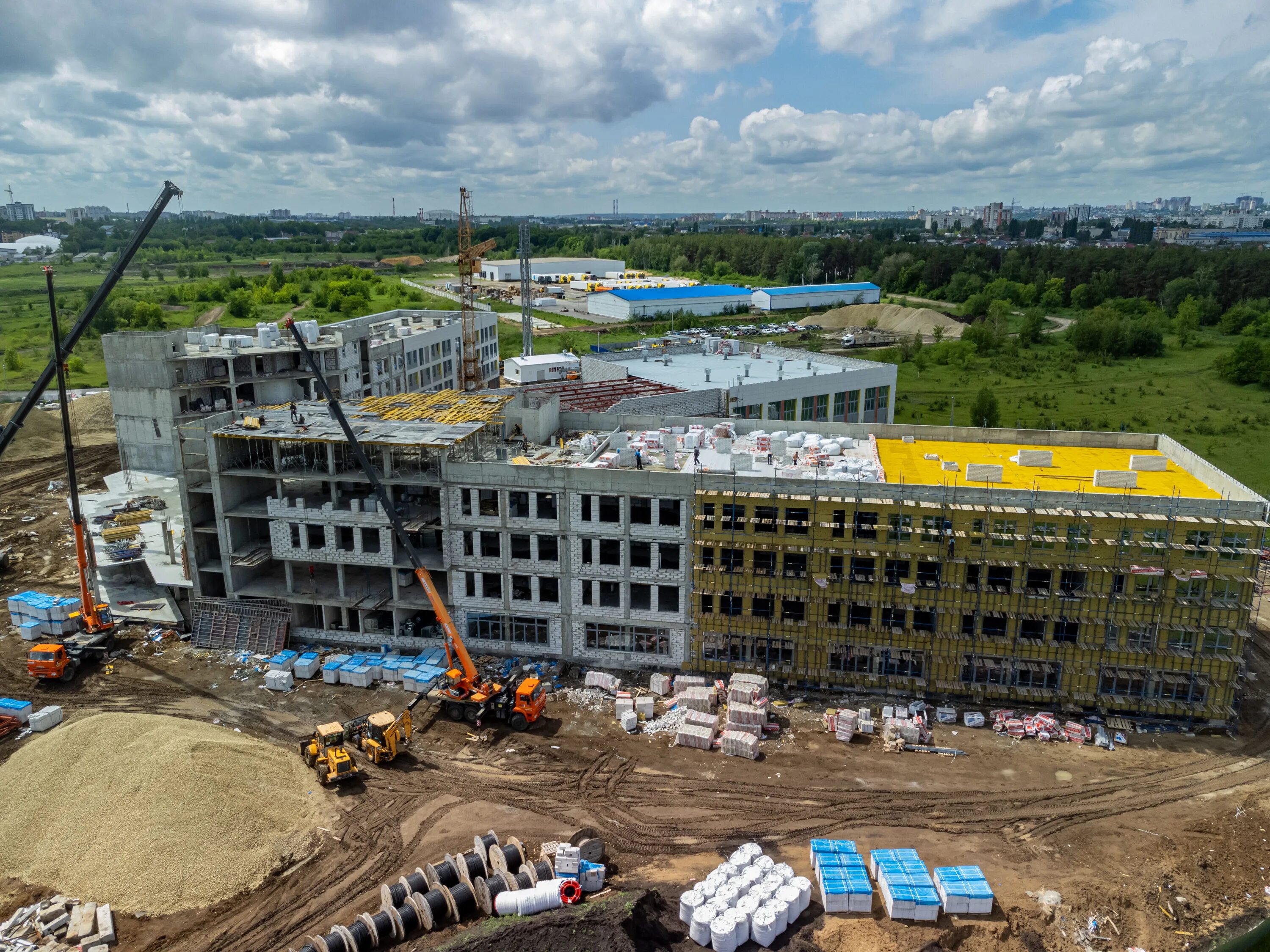 15 мкр оренбург. школа микрорайон процессор воронеж. строительство школы в микрорайоне. стройка фото. новая школа в нижневартовске.