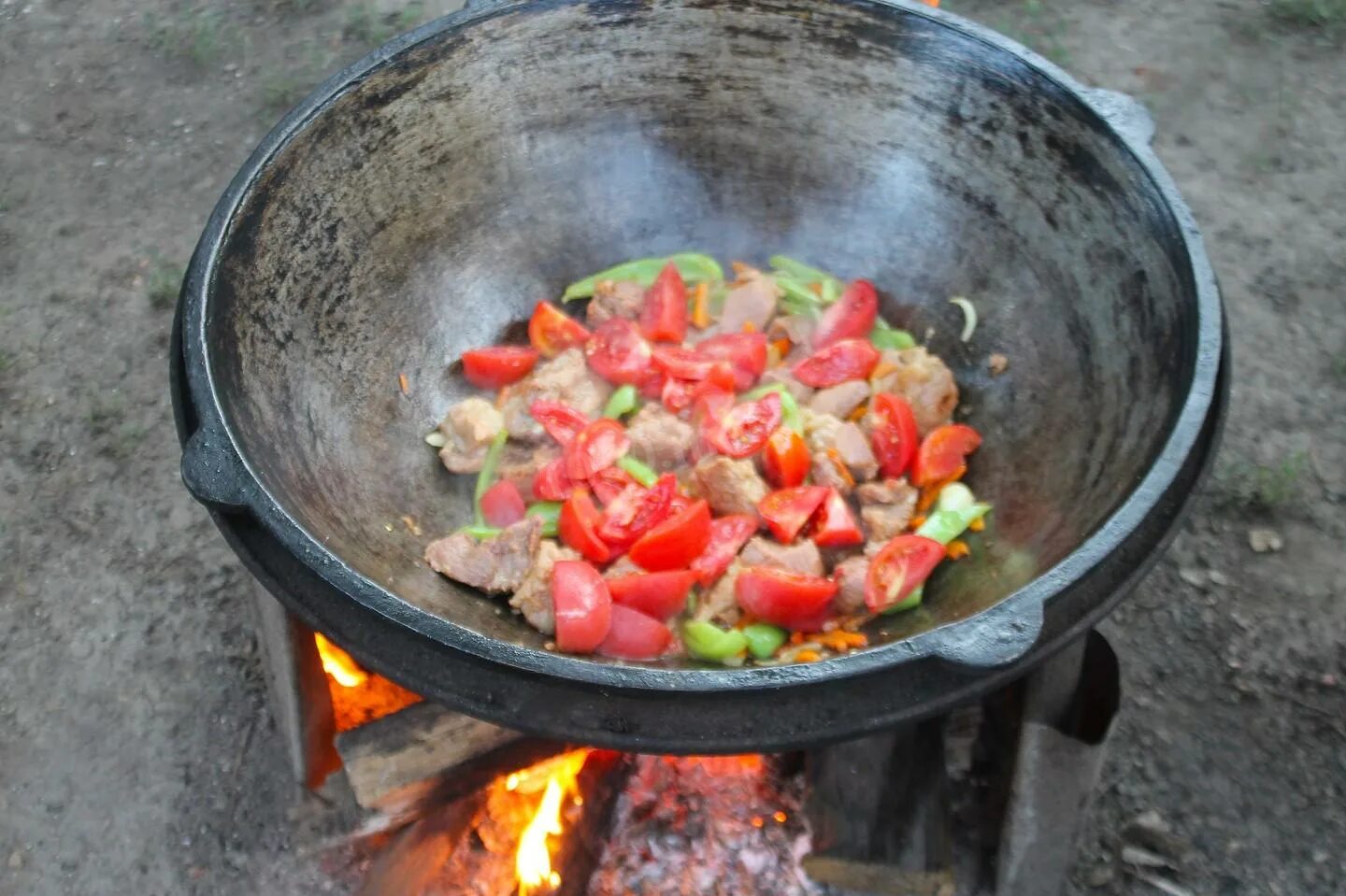 Овощи в казане на костре. Мясо в казане. Овощи тушеные в казане на костре. Овощное в казане на огне.