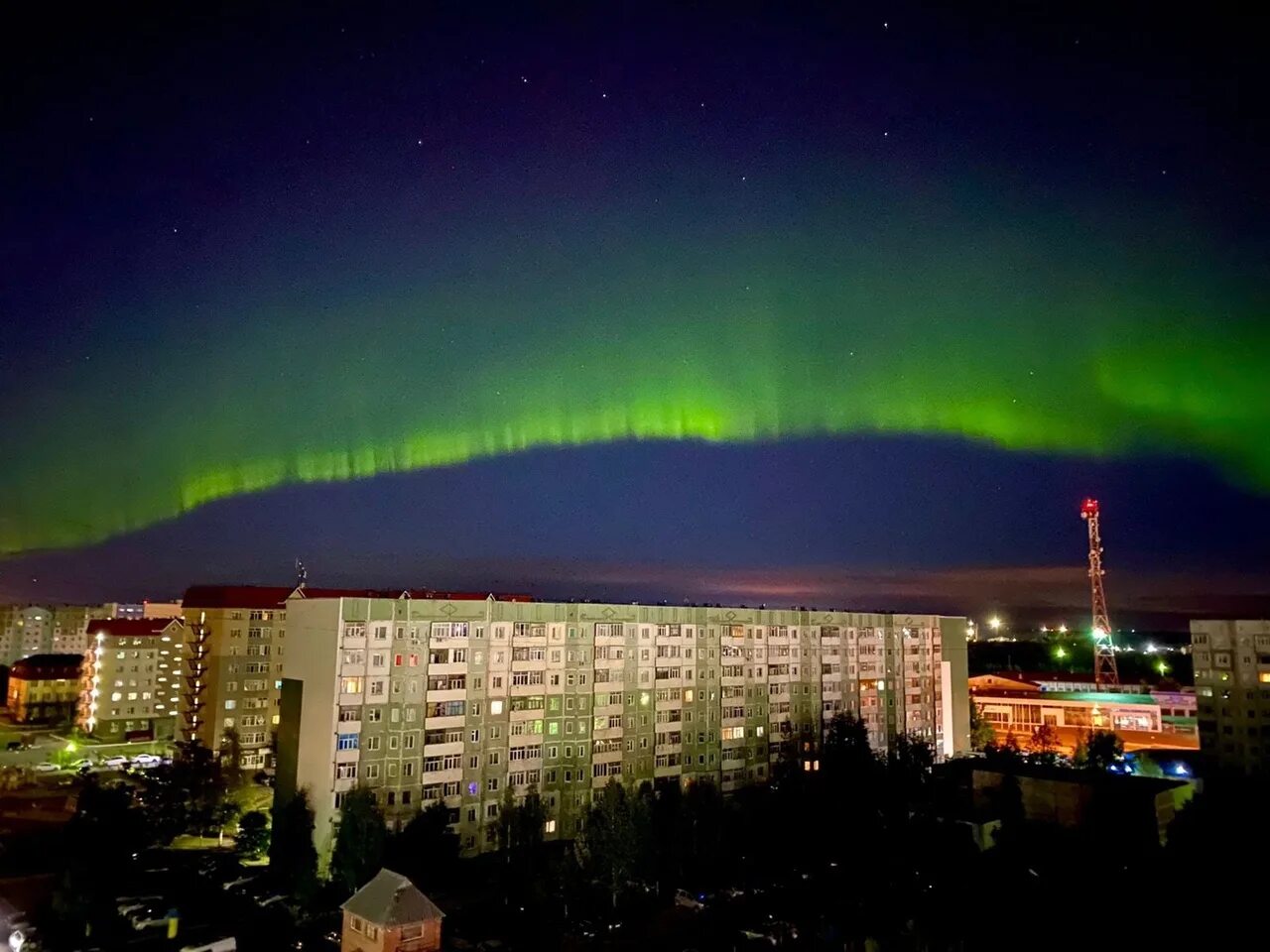 Во сколько сегодня будет сияние. Северное сияние в Нижневартовске 2022. Северное сияние Сургут. Северное сияние Нижневартовск 2021. Северное сияние Сургут 2022.