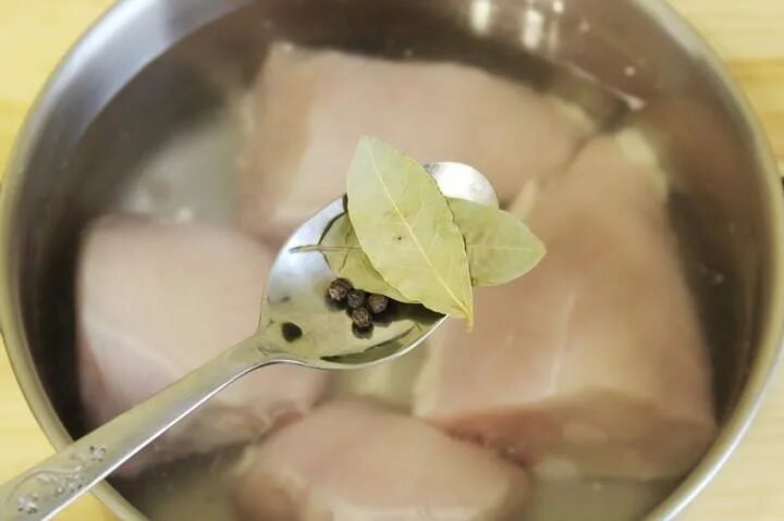Сколько варить куриную грудку в кастрюле. Отварить куриную грудку для салата. отварить куриную грудку сочной и вкусной в кастрюле. сколько варить куриное филе для салата. сколько варить куриную грудку для салата по времени.