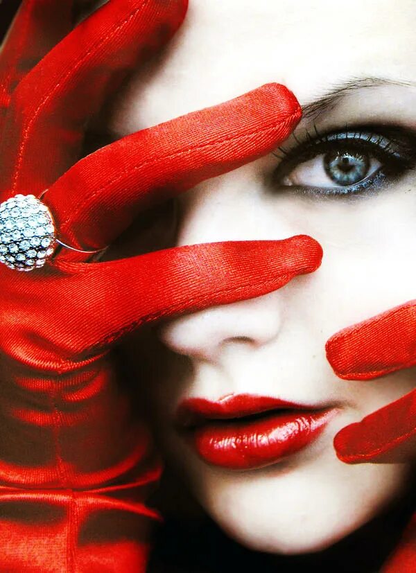 Девушка в красных перчатках. Девушка с красными губами. Картина девушка с красными губами. Красный элемент для фотосессии.