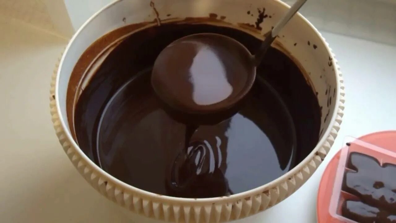 Как сделать шоколад без. Приготовление домашнего шоколада. Домашний шоколад из какао порошка. Тазик с шоколадом. Приготовление шоколада из какао.