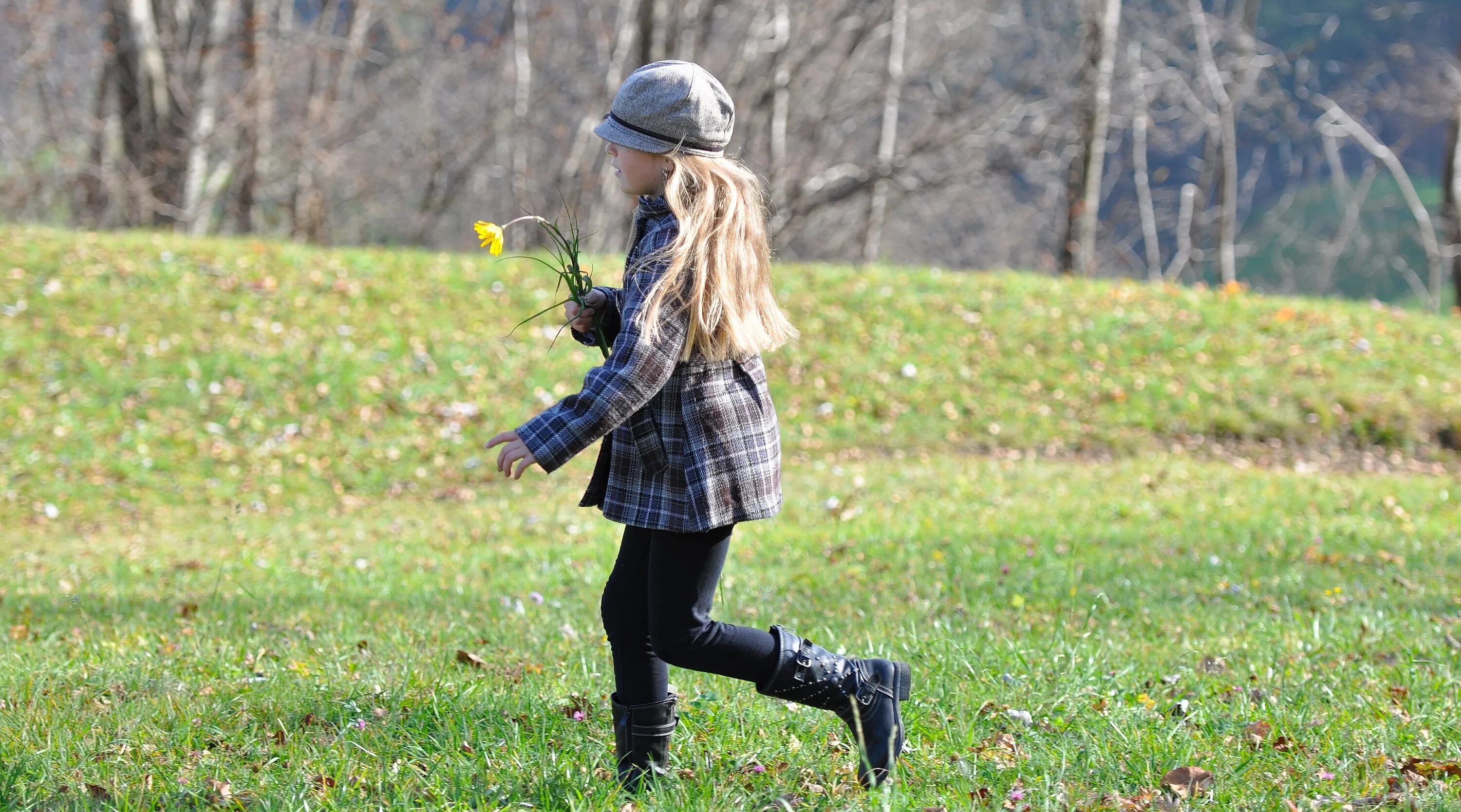 Девочка гуляет. Дети бегут осень. Дети бегают осенью. Осень девочка бежите. Музыка девочка гуляет