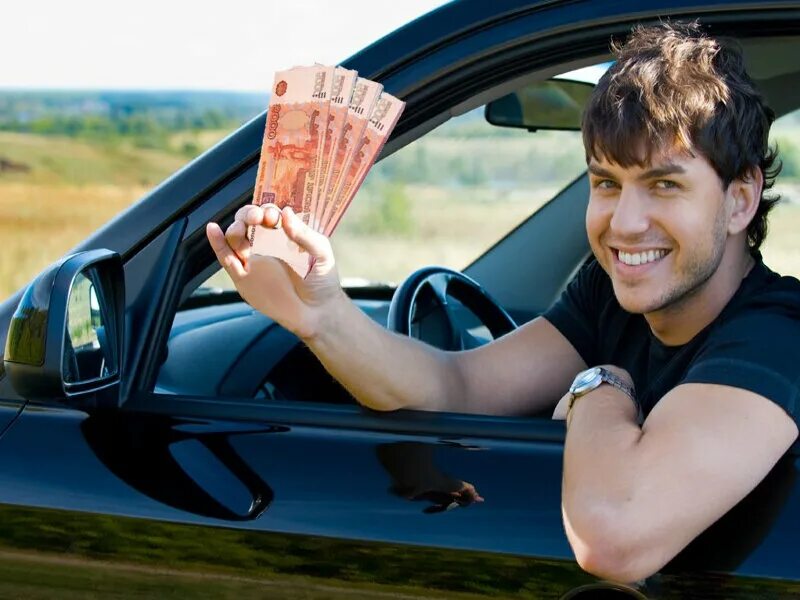 Русские водители много денег. Человек рядом с машиной. Мужчина в машине. Деньги в машине. Человек возле авто.