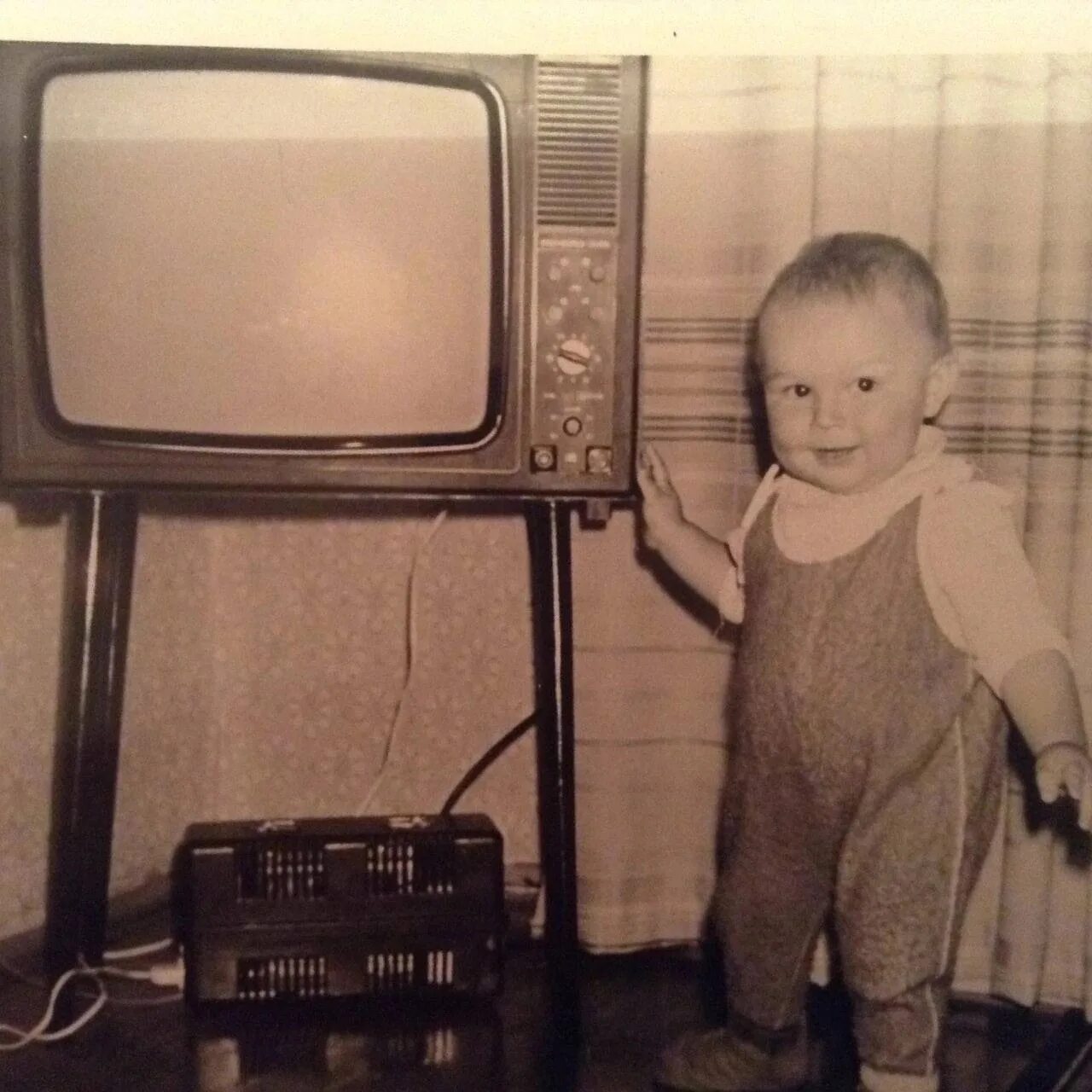 Самый младший. Советское Телевидение. Советские дети у телевизора. Семья у телевизора СССР. Старинный пульт для телевизора.